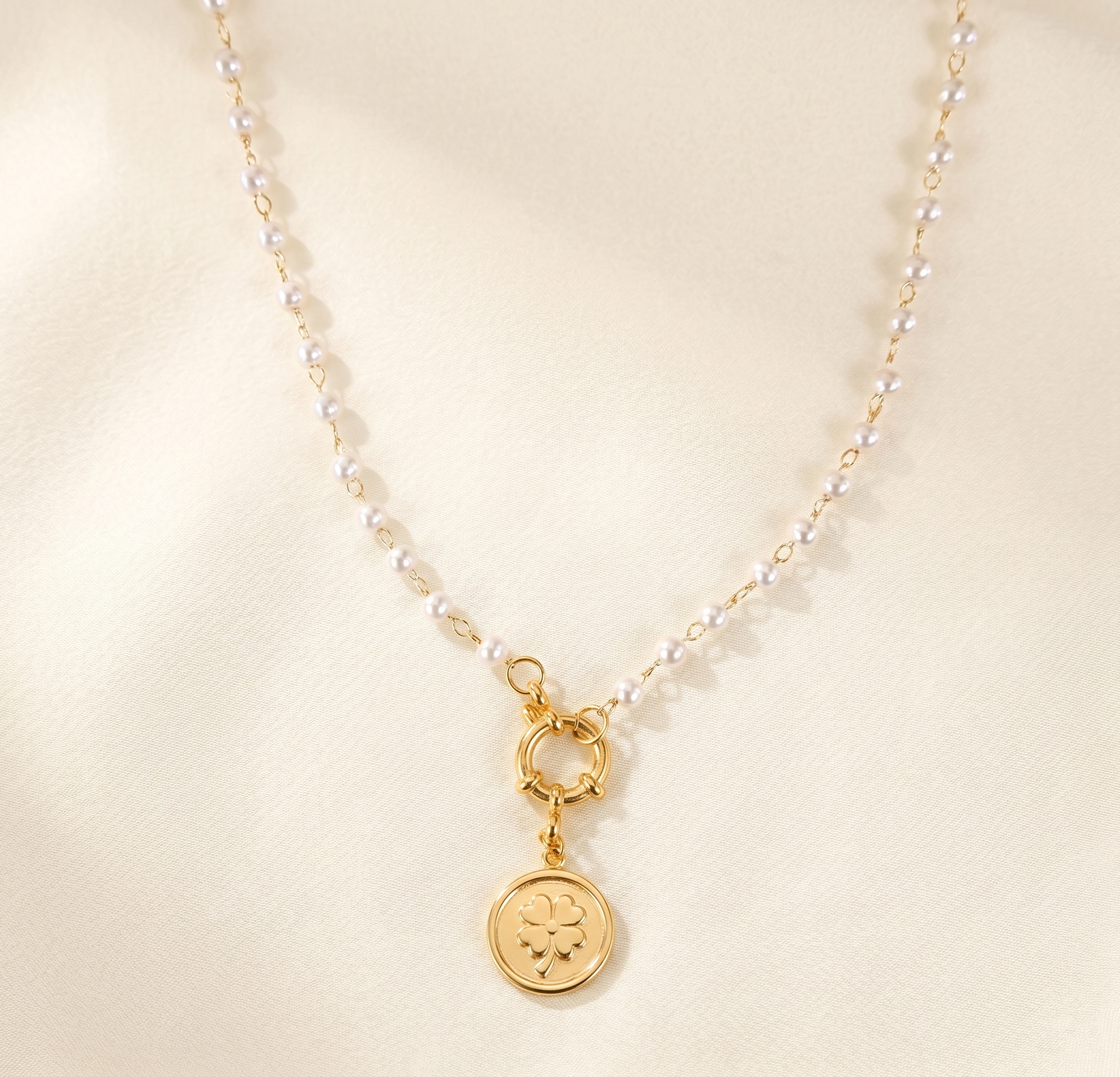 VB16-Minimal Pearl Clover Necklace